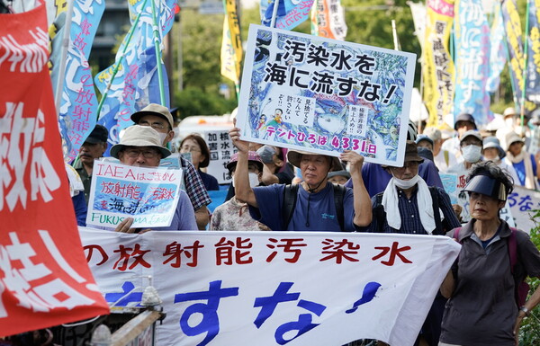 지난 20일 후쿠시마 핵오염수 해양 투기에 반대하는 일본 시민들이 도쿄 시내에서 시위를 벌이고 있다. 2023..07.20. EPA 연합뉴스