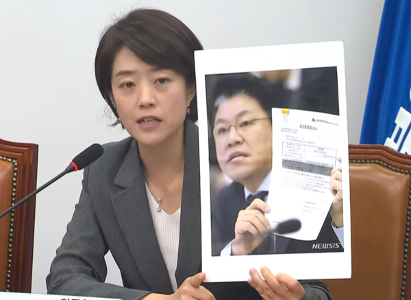 더불어민주당 고민정 최고위원이 24일 국회 본청에서 열린 최고위원회의에서 국민의힘 장제원 의원이 지난 2018년 10월 19일 국회 법제사법위원회에서 윤석열 당시 서울중앙지검장의 장모 관련 의혹을 제기하는 모습이 담긴 사진을 들어보이고 있다. MBC 중계방송 유튜브 화면 캡처.