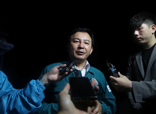 원희룡 국토교통부 장관이 17일 새벽 청주시 흥덕구 오송읍 궁평제2지하차도 침수 사고 현장을 찾아 기자들의 질문에 대답하고 있다. 2023.7.17. 연합뉴스