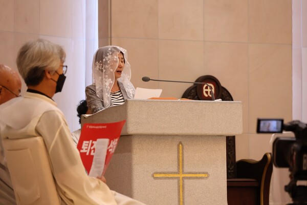 천주교정의구현전국사제단은 24일 오후 7시 대전 주교좌대흥동 성당에서 김용태 신부(천주교대전교구 정의평화위원장) 주례로 15번째 월요시국기도회를 봉헌했다. 이태원 참사 희생자 고 김지현 씨 어머니 김채현 씨가 연대발언을 하고 있다. 2023.7.24. 에큐매니안 임석규 객원기자