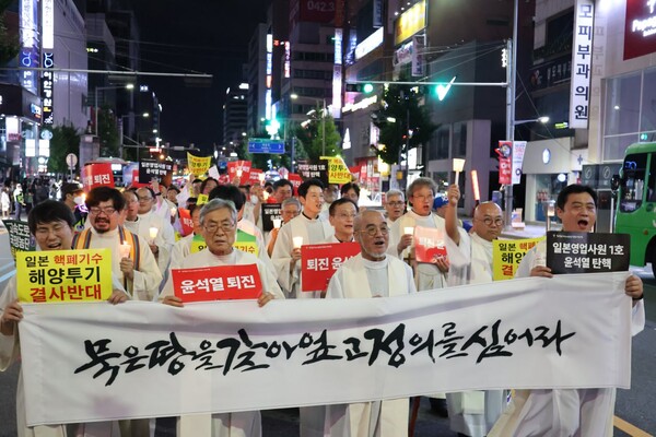 천주교정의구현전국사제단은 24일 오후 7시 대전 주교좌대흥동 성당에서 김용태 신부(천주교대전교구 정의평화위원장) 주례로 15번째 월요시국기도회를 봉헌했다. 사진은 기도회를 마친 뒤 신부와 시민들이 대전 도심에서 정의평화 대행진을 하고 있는 모습. 2023.7.24. 에큐매니안 임석규 객원기자