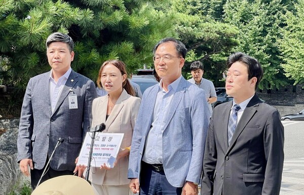 더불어민주당 최재관 여주양평지역위원장, 여현정·최영보 양평군 의원은 이날 오전 10시 30분 경기도 수원 경기남부경찰청에 전진선 군수와 안철영 국장를 형법상 직권남용 등의 혐의로 고발했다. 왼쪽부터 최영보 의원, 여현정 의원, 최재관 위원장, 민주당경기도당 김경철 교육연수국장. 2023.7.25. 민주당 경기도당 제공