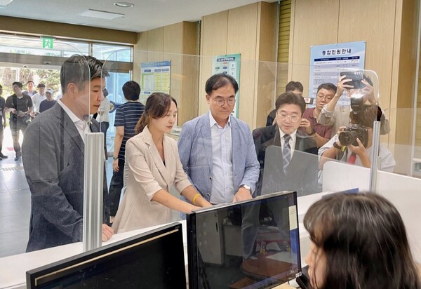 더불어민주당 최재관 여주양평지역위원장, 여현정·최영보 양평군 의원은 이날 오전 10시 30분 경기도 수원 경기남부경찰청에 전진선 군수와 안철영 국장를 형법상 직권남용 등의 혐의로 고발했다. 왼쪽부터 최영보 의원, 여현정 의원, 최재관 위원장, 민주당경기도당 김경철 교육연수국장. 2023.7.25. 민주당 경기도당 제공