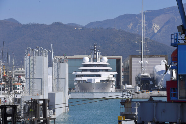 세계에서 가장 크고 가장 비싼 요트인 세헤라자데(Scheherazade)가 지난 3월 23일 이탈리아 마리나 디 카라라에 정박해 있다. 러시아 올리가르히 소유한 것으로 알려졌다. 볼로디미르 젤렌스키 우크라이나 대통령은 전날 이탈리아 의회 연설 중 세헤라자데를 비롯해 러시아 올리가르히 자산을 압류할 것을 촉구했다. 2023.3.23. 로이터 연합뉴스 