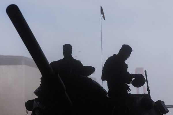 대만 신타이페이에서 예행 훈련 중 M60A3 탱크에서 나오는 병사들. 2023. 07. 20 [로이터=연합뉴스]