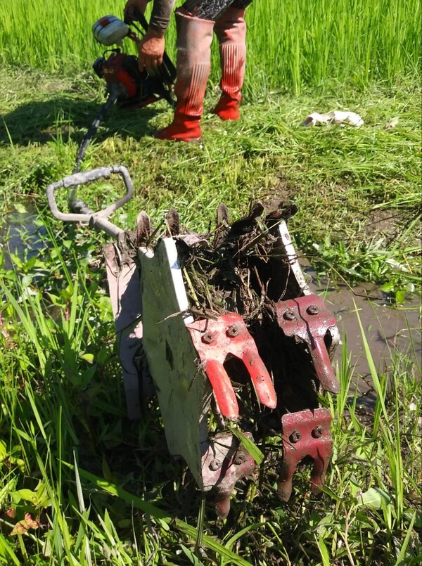 중경제초기 날을 예초기에 달았다.
