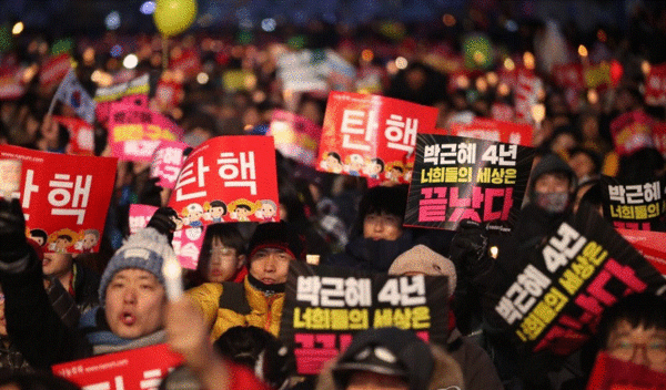 서울 광화문 광장에서 열린 박근혜 대통령 퇴진촉구 촛불집회에서 참가자들이 구호를 외치고 있다. 2017.2.25. 연합뉴스