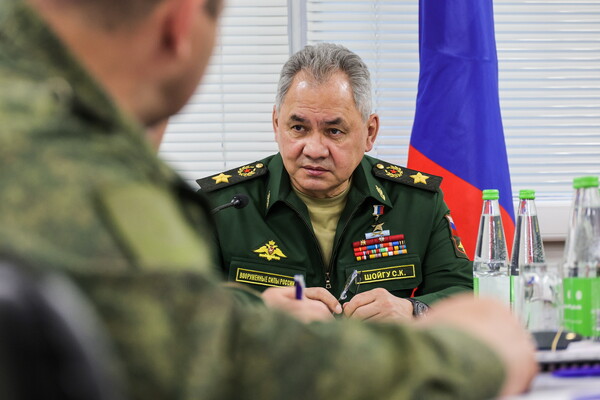 세르게이 쇼이구 러시아 국방부 장관이 지난 11일 러시아 방산업체를 방문해 회의를 하고 있다. 2023.7.11. TASS 연합뉴스 