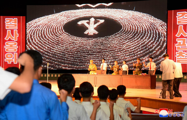 24일 평양 청년중앙회관에서 조국해방전쟁 승리(정전협정 체결) 70주년을 맞아 참전 노병들과 청년들의 만남 행사가 열리고 있다. 2023.7.24. 조선중앙통신 연합뉴스 