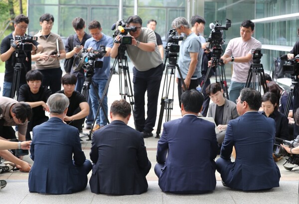 박범계 의원(왼쪽 두 번째) 등 더불어민주당 법률위와 인권위 소속 의원들이 24일 오전 이화영 전 경기부지사에 대한 검찰 수사에 항의하기 위해 수원지방검찰청을 찾았다가 지검장과의 면담이 불발되자 청사 앞에 앉아 농성을 벌이고 있다. 2023.7.24. 연합뉴스