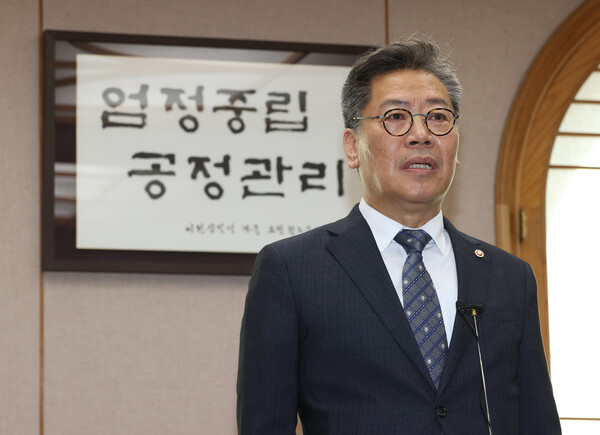 25일 오후 경기도 과천 중앙선거관리위원회에서 김용빈 신임 사무총장이 임명장 수여가 끝나고 취재진의 질문에 답하고 있다. 2023.7.25. 연합뉴스