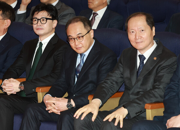 한동훈 법무부 장관(왼쪽부터), 이원석 검찰총장, 이완규 법제처장이 25일 정부서울청사 별관에서 열린 60회 법의 날 기념식에 참석해 자리에 앉고 있다. 2023.4.25. 연합뉴스