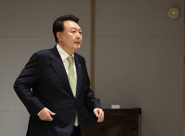 윤석열 대통령이 26일 서울 용산 대통령실 청사에서 열린 재외공관장 신임장 수여식에 입장하고 있다. 2023.7.26. 연합뉴스