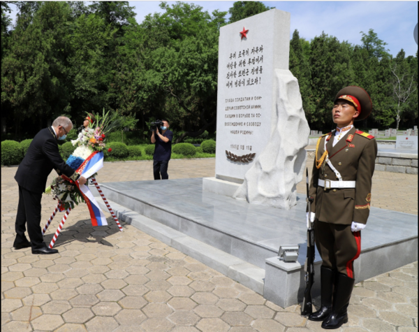 알렉산드르 마체고라 주북 러시아 대사가 9일 '러시아의 날'을 맞아 평양 사동구역에 있는 소련군 전사자 묘지에 헌화하고 있다. 1945년 8월 15일 건립된 추념비는 2차 대전 말기 일본군과 전투에서 사망한 소련군 병사들을 기리기 위해 세운 것이다. 2023.6.9.  주북한 러시아 대사관 페이스북 
