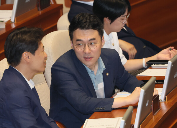 무소속 김남국 의원이 30일 오후 국회에서 열린 본회의에서 민주당 이탄희 의원과 대화하고 있다. 2023.6.30. 연합뉴스