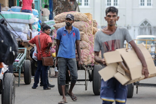경제 위기를 겪고 있는 스리랑카의 수도 콜롬보에 있는 시장에서 노동자들이 필수 식량들을 트럭에 싣고 있다. 2023. 07. 17. EPA 연합뉴스