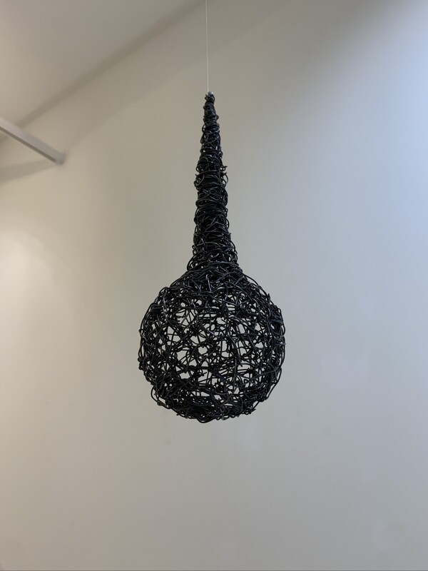 ‘눈물’ (박건재 작) ▲작가의 말 “분단된 나라에 살아온 수많은 시람들의 소망과 아픔을 눈물로 표현했다.”