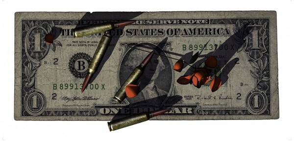 ‘달러가 있는 정물’ (이인철 작) ▲작가의 말 “돈과 총알이 세상을 망친다. 꽃같이 아름답고 연약한 게 세상살이다. 아니면 말고.”