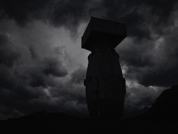 ‘요즘 딱 어울리는 그림’ (이인철 작) ▲작가의 말 “가공스러운 전쟁얘기가 일상화 됐다. 오늘 세계전쟁이 터져도 이상하지 않을 것 같다. 그림 속 폭탄 이름이 '리틀보이'인지 '팻맨'인지 헷갈리긴 한데 연식이 좀 된 원자폭탄이다.” 