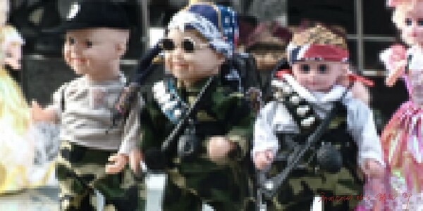 ‘람보’ (이인철 작) ▲작가의 말 “고속도로 휴게소에서 파는 인형이 눈에 띄어 한 컷 했다. ‘람보’인지 특수부대 요원인지가 미녀들을 양쪽에 두고 폼나게 서 있다. 죄다 ‘살색’ 얼굴들이다. 평화보다는 폭력에 백치미 미녀가 더 어울리겠지. ‘살색’은 쓰면 안 되는 색 이름이다. 인종차별 때문에 그렇다나. 수백 년 전부터 살색인간들이 세계를 종횡무진 난도질한 걸 매우 자랑스러워하고 있다.”