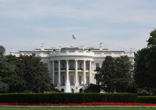 미국이 2009년 한국전쟁 정전기념일을 '한국전쟁 참전군인 정전협정의 날'로 바꾼 뒤 백악관과 모든 연방건물에 조기를 처음 게양한 장면. 공휴일은 아니지만 국가적인 추념일이다. 2009.7.27. 연합뉴스 