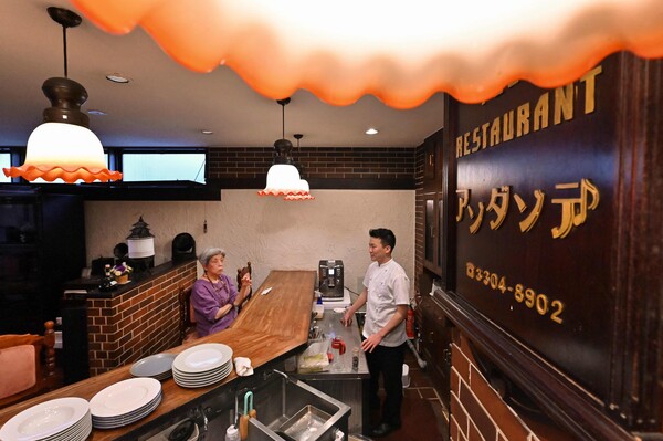지난 5월 1일 고령자가 운영하는 도쿄의 식당 안단테. 2019년 보고서에서 일본정부는 2025년까지 127만개에 이르는 군소업체들의 경영자들 나이가 70세 이상이 될 것이라고 추산했다. 2023.05.01. AFP 연합뉴스