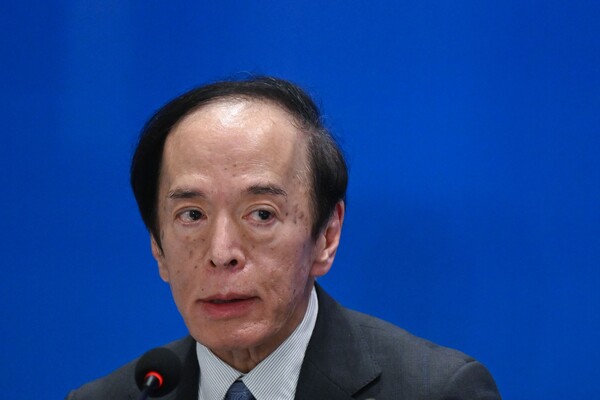 우에다 가즈오 일본은행 총재가 18일(현지시각) 주요 20개국(G20) 재무장관·중앙은행총재 회의 폐막 후 인도 아마다바드에서 기자회견 하고 있다. 이날 우에다 총재는 "물가상승률 2%를 실현할 때까지 대규모 금융완화를 계속하겠다"고 밝혔다. 2023.07.18. AFP 연합뉴스