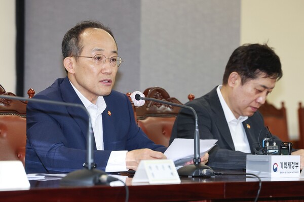 추경호 경제부총리 겸 기획재정부 장관(왼쪽)과 김주현 금융위원장이이 27일 오전 서울 중구 은행회관에서 열린 비상거시경제금융 회의에 참석했다. 2023.7.27. 연합뉴스