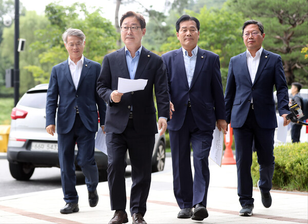 더불어민주당 인권위 상임고문인 민형배 의원(왼쪽부터), 정치탄압대책위원장인 박범계 의원, 인권위원장인 주철현 의원, 법률위원장인 김승원 의원이 24일 오전 쌍방울 그룹 대북송금 사건에 연루돼 구속기소된 이화영 전 경기부지사에 대한 검찰 수사에 항의하기 위해 수원지방검찰청으로 향하고 있다. 2023.7.24. 연합뉴스