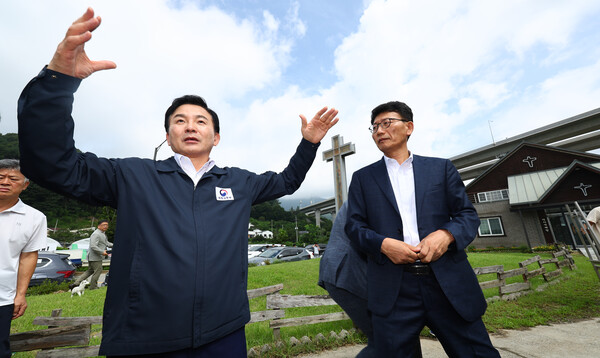 원희룡 국토교통부 장관이 27일 오전 경기도 양평군 양서면 서울-양평 고속도로 예타노선 종점 인근을 방문해 현장을 점검하고 있다. 2023.7.27. 연합뉴스