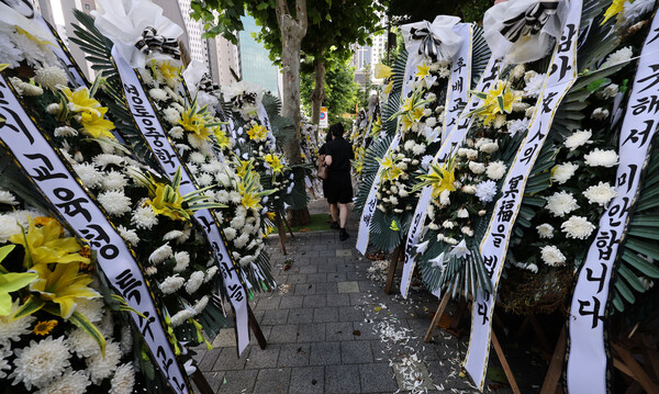26일 서울 서초구 서이초등학교 앞 인도에 담임교사 A씨를 추모하는 화환이 놓여있다. 2023.7.26. 연합뉴스