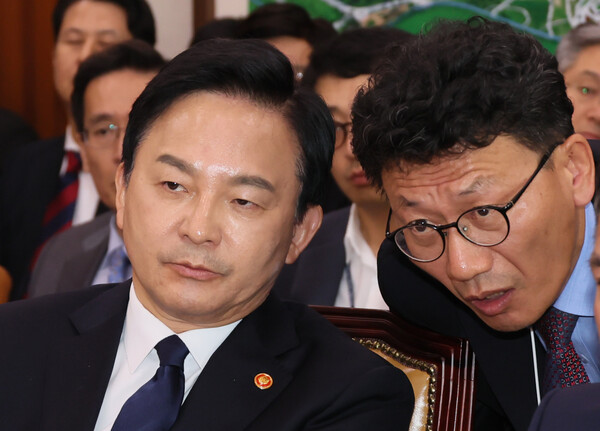 원희룡 국토교통부 장관이 26일 국회에서 열린 국토교통위원회 전체회의에서 이용욱 도로국장으로부터 보고를 받고 있다. 2023.7.26. 연합뉴스