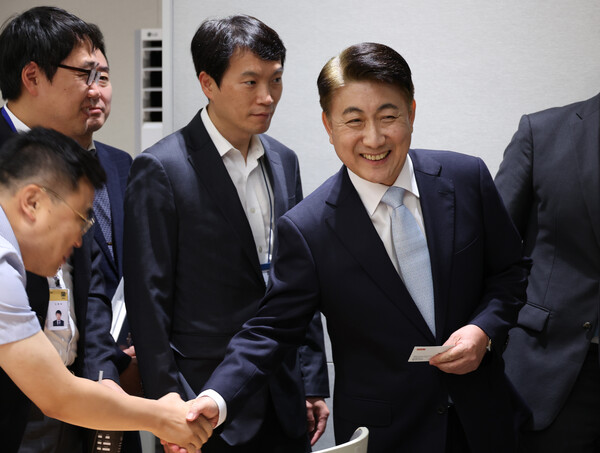 방송통신위원장 후보로 지명된 이동관 대통령 대외협력특보가 28일 서울 용산 대통령실 청사 브리핑룸에서 인사말을 마친 뒤 밝은 표정으로 기자들과 인사하고 있다. 2023.7.28. 연합뉴스