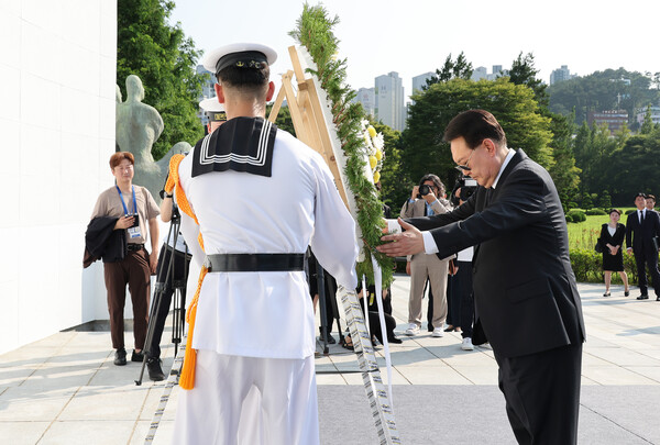 6·25 정전협정 70주년을 맞아 윤석열 대통령이 27일 부산 남구 유엔기념공원을 방문, 유엔 참전국 정부대표단과 함께 유엔군 위령탑에 헌화하고 있다. 2023.7.27. 연합뉴스