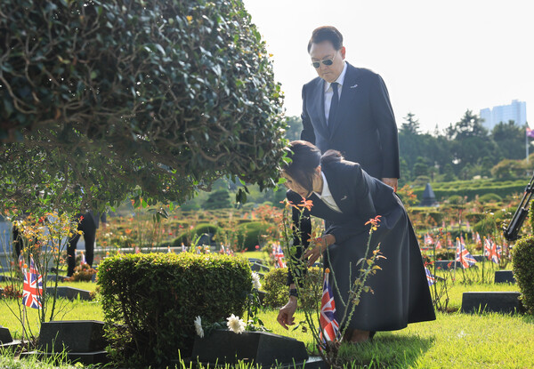 6·25 정전협정 70주년을 맞아 윤석열 대통령이 27일 부산 남구 유엔기념공원을 찾아 영국군 묘역에서 제임스 로건 묘소를 참배하고 있다. 2023.7.28 [대통령실 제공. 재판매 및 DB 금지] 연합뉴스
