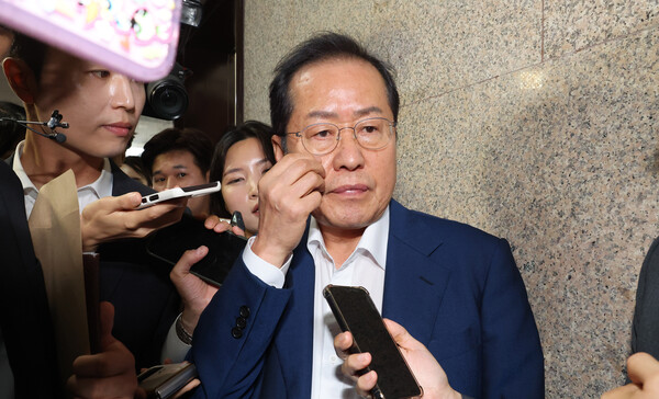 홍준표 대구시장이 17일 오후 서울 여의도 국회에서 국민의힘 윤재옥 원내대표와 면담을 마친 후 이동하며 기자들의 질문을 받고 있다. 2023.7.17. 연합뉴스