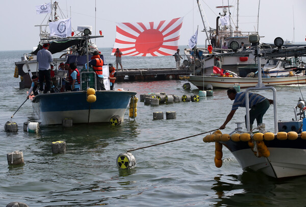전국어민회 총연맹 소속 보성군 어민연합회가 26일 오후 전남 보성군 회천면 수협위판장 인근 해상에서 후쿠시마원전 오염수 해양 투기 반대 집회를 하고 있다. 보성군 어민연합회는 일본이 해양에 투기한 핵 오염수를 수거해 육지에 보관하라는 의미로 되돌려 주는 퍼포먼스를 연출했다. 2023.7.26. 연합뉴스