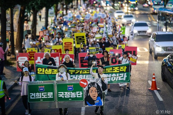 50차 촛불대행진에 참가한 시민들이 29일 서울 도심을 행진하고 있다. 2023.7.29. 사진 이호 작가