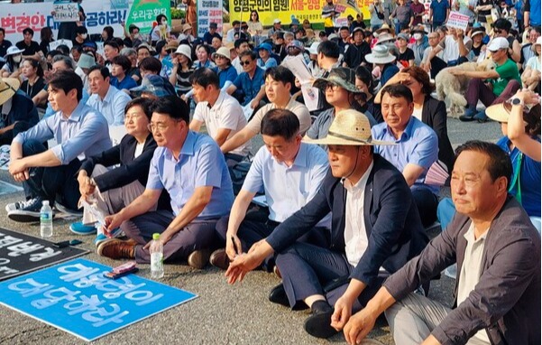 29일 오후 5시 양평군청 앞에서 열린 '윤석열·김건희 고속도로 게이트 진상규명 촉구' 촛불 문화제에서 참가자들이 발언을 듣고 있다. 2023.7.29. 민주당 여주시양평군지역위원회 제공