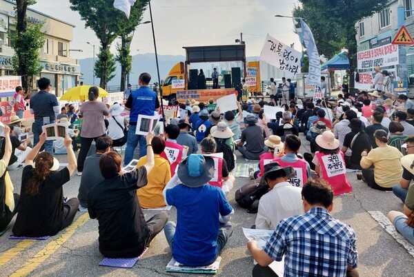 29일 오후 5시 양평군청 앞에서 열린 '윤석열·김건희 고속도로 게이트 진상규명 촉구' 촛불 문화제에서 참가자들이 발언을 듣고 있다. 2023.7.29. 민주당 여주시양평군지역위원회 제공