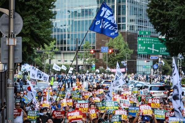 50차 촛불대행진에 참가한 시민들이 29일 서울 도심을 행진하고 있다. 2023.7.29. 사진 이호 작가