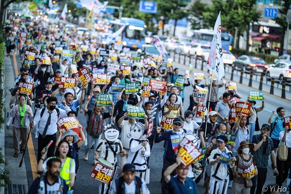 50차 촛불대행진에 참가한 시민들이 29일 서울 도심을 행진하고 있다. 2023.7.29. 사진 이호 작가