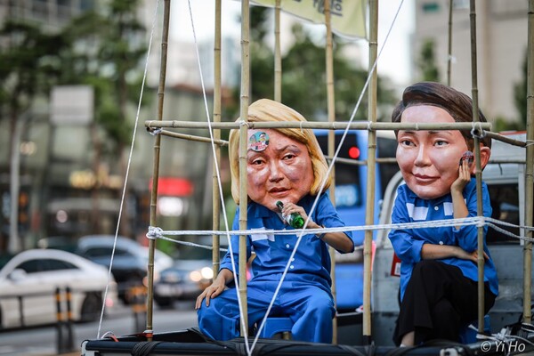 50차 촛불대행진에 참가한 시민들이 29일 서울 도심을 행진하고 있다. 사진은 윤석열 대통령 부부가 감옥에 갇힌 모습을 형상화한 모습. 2023.7.29. 사진 이호 작가