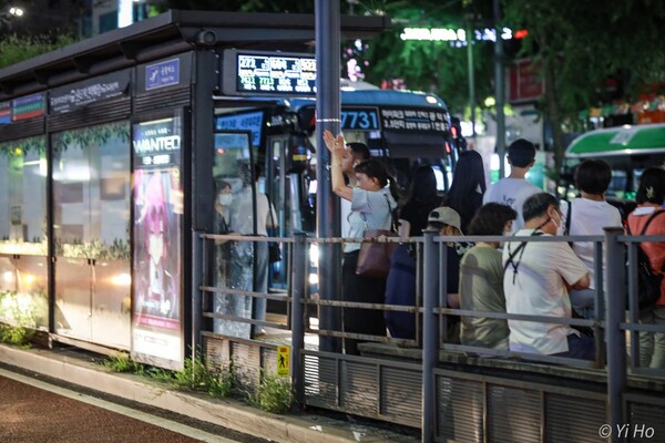 29일 촛불대행진에 참가한 시민들이 서울 도심을 행진하고 있는 가운데, 버스 정류장에 있던 시민이 행진 대열에 박수를 보내고 있다. 2023.7.29. 사진 이호 작가