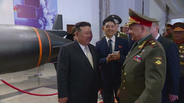 김정은 북한 국무위원장이 26일 평양을 방문한 세르게이 쇼이구 러시아 국방장관과 함께 '무장장비전시회-2023'를 참관하던 중 이야기를 나누고 있다. 뒤에 보이는 무기는 북한이 핵어뢰라고 주장하는 '해일'로 추정된다. 2023.7.26. 조선중앙TV화면 연합뉴스 