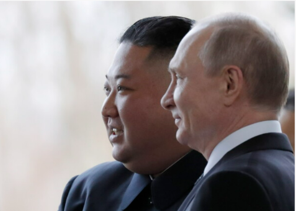 러시아를 방문한 김정은 북한 국무위원장이 2018년 4월 25일 블라디보스토크 루스키섬의 극동연방대학에서 블라디미르 푸틴 러시아 대통령과 포즈를 취하고 있다. 2018.4.25. 블라디보스토크/EPA연합뉴스