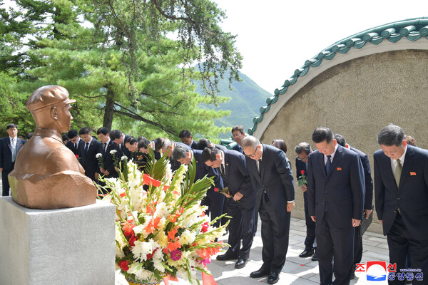 북한의 전승절(정년기념일) 70주년 행사에 참석차 방북한 리훙중 중국 전국인민대표대회 상무위 부위원장 일행이 28일 평안남도 회창군에 있는 중국인민지원군 렬사능원을 찾아 헌화했다. 2023.7.28. 조선중앙통신 연합뉴스