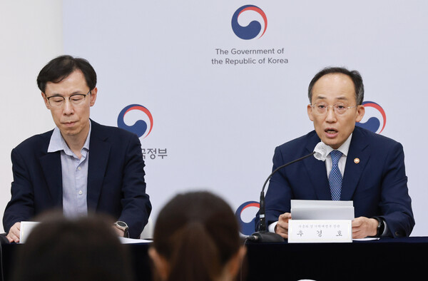 추경호 경제부총리 겸 기획재정부 장관(오른쪽)이 지난 24일 정부세종청사에서 2023년 세법개정안 관련 상세브리핑을 하고 있다. 추 부총리 왼쪽은 정정훈 기획재정부 세제실장. 2023.7.27. 연합뉴스