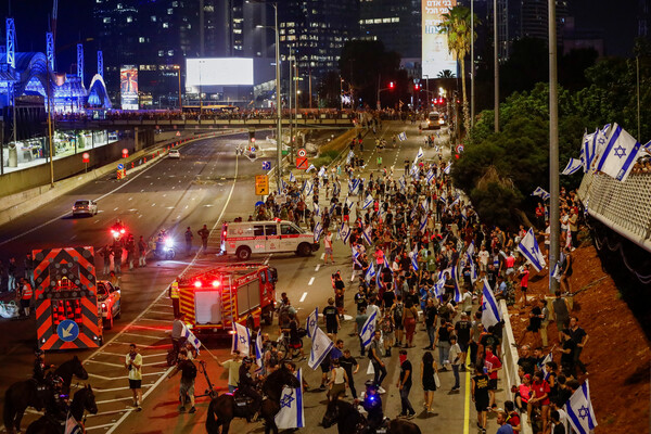 21일(현지시각) 이스라엘 텔아비브의 고속도로에서 '사법 개편' 입법 반대 시위가 열리고 있다. 베냐민 네타냐후 총리가 주도하는 초강경 우파 정부는 전국민적인 반발 속에도 사법부 권한을 축소하는 입법을 강행하고 있다. 2023.07.21. 로이터 연합뉴스