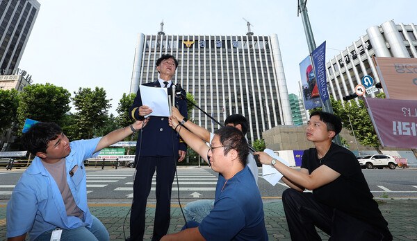 지난해 행정안전부 경찰국 신설에 반대하며 전국 경찰서장(총경) 회의를 주도했다가 정직 징계를 받고 최근 경남경찰청 112치안종합상황실 상황팀장으로 발령이 난 류삼영 총경이 31일 오전 서울 서대문구 경찰청 앞에서 사직 기자회견을 하고 있다. 2023.7.31. 연합뉴스